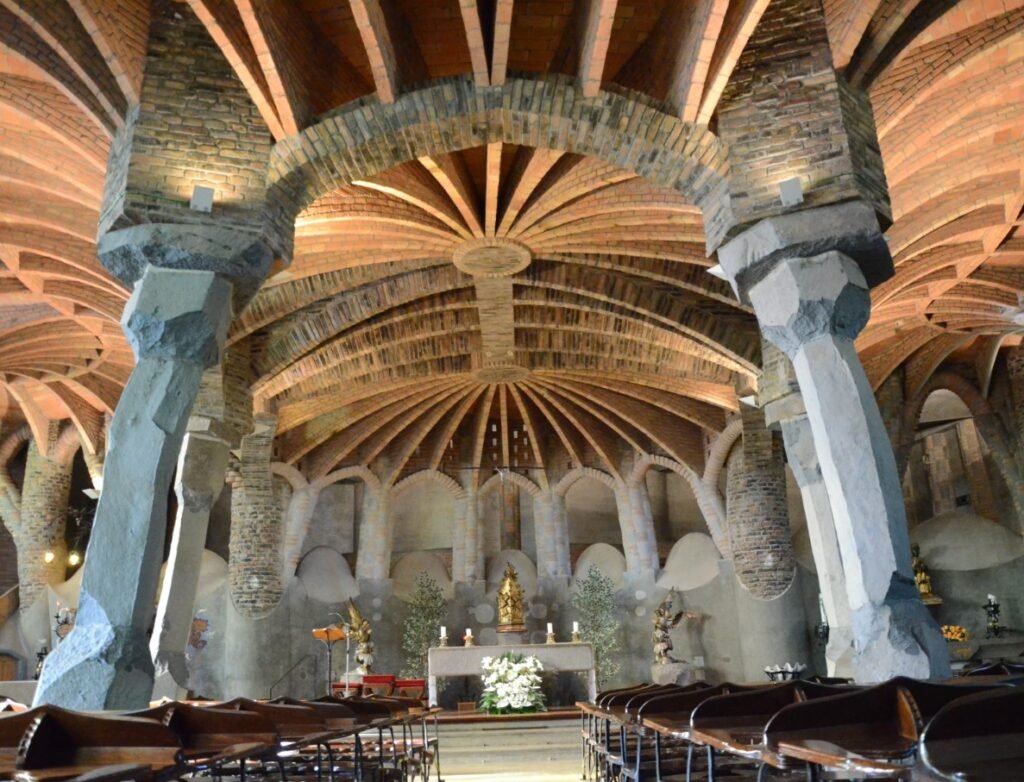 cripta de la colonia güell gaudi